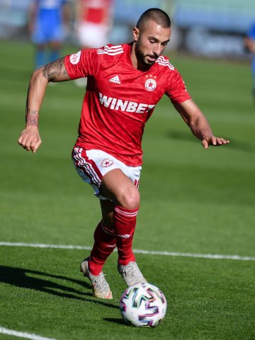 ЦСКА ще опита да запази крилото си Георги Йомов за