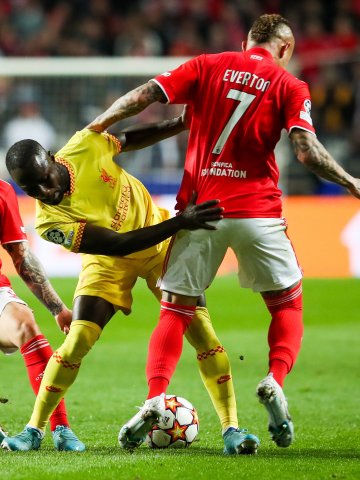 Ливърпул гледа към полуфиналите на Шампионската лига след убедителна победа