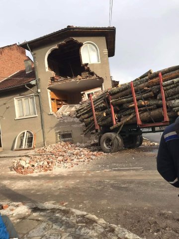 Сериозен инцидент в Белица. Ремарке с дърва се откъсна от