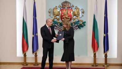 Радев връчи на Йотова папка с изпълнен мандат (СНИМКИ)