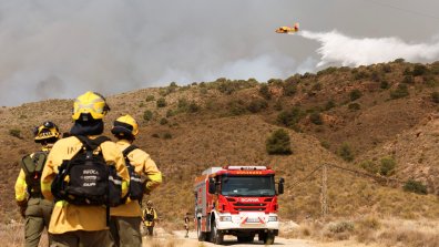 Самолети и хеликоптери обливат огнищата на мащабния горски пожар в Испания (СНИМКИ)