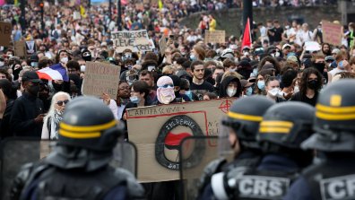 Франция кипи: Протести и блокади заляха страната (СНИМКИ)