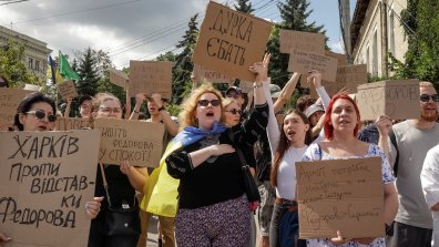 Протести срещу Зеленски в Украйна заради отстраняването на министър (СНИМКИ)