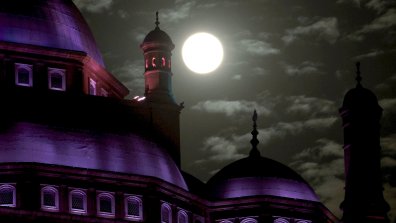 Последната Суперлуна за 2025 година (СНИМКИ)