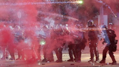 Палежи, водни оръдия и сблъсъци с полицията преди срещата на Г-7 в Женева (СНИМКА)