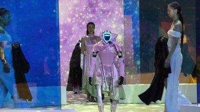 AI и мода: Хуманоидни роботи превзеха подиума в Южна Корея (СНИМКИ)