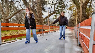 Най-голямата ледена пързалка в София отвори врати (СНИМКИ)