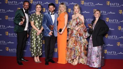 Блясък, звезден стил и големи триумфи на наградите BAFTA (СНИМКИ)