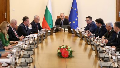 Кабинетът "Радев" се събра на първото си оперативно заседание (СНИМКИ)