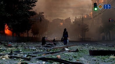 Огън, пепел и отломки в Украйна: "Лицето" на трагедията в Киев в СНИМКИ
