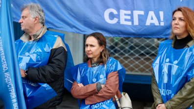 Служители на АПИ на протест заради опасения от съкращения (СНИМКИ)