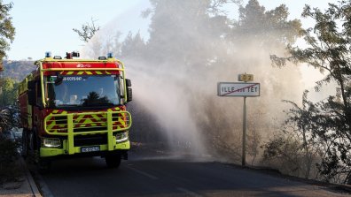 Пожарникари се борят с пламъците и гъстия дим в Южна Франция (СНИМКИ)