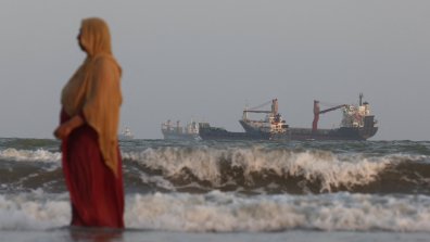 Спокойствие на брега, напрежение в морето: Ормузкият проток в СНИМКИ