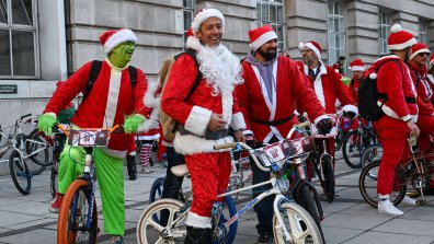 Коледна благотворителна обиколка с колела в Лондон (СНИМКИ)