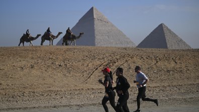 Под горещото слънце на Гиза: Маратон събра мнозина край пирамидите (СНИМКИ)