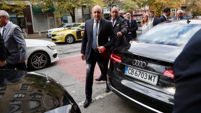 Радев с изявление пред централата на "Прогресивна България" (СНИМКИ)