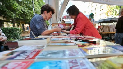 С аромат на нови страници: София се потопи в магията на "Алея на книгата" (СНИМКИ)
