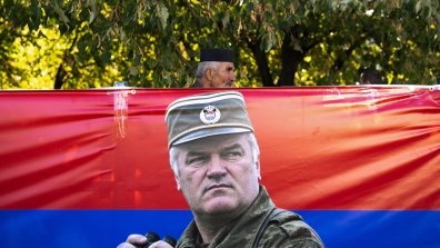 Поклон пред Ратко Младич: Тълпи се събраха преди погребението му в Белград (СНИМКИ)