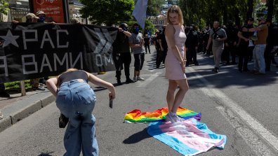 ЛГБТ+ шествието раздели Киев: Протестиращи излязоха по улиците (СНИМКИ)