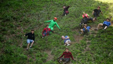 В Англия спазиха традицията с питата сирене, гониха я десетки ентусиасти (СНИМКИ)