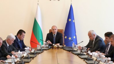 Радев коментира ситуацията с поразените кораби в Черно море (СНИМКИ)
