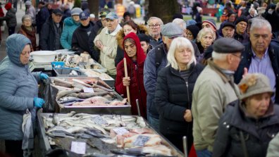 Опашки за риба на Женския пазар в София преди Никулден (СНИМКИ)