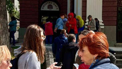 Опашки пред Народния театър за билети от по 5 евро по случай 24 май (СНИМКИ)
