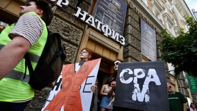 Студенти от НАТФИЗ протестират срещу ръководството: "Няма да мълчим" (СНИМКИ)