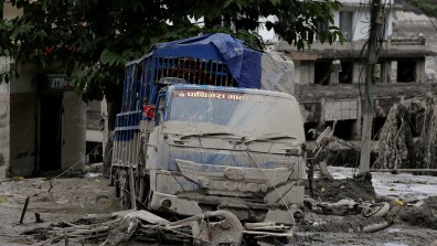 Порой помете Непал и Тибет: Кал затрупа къщи и взе жертви (СНИМКИ)