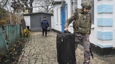 Военни евакуират украинци от Покровск заради руското настъпление (СНИМКИ)