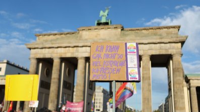 Двете лица на Германия: Триумфът на АзГ и протестите в СНИМКИ  