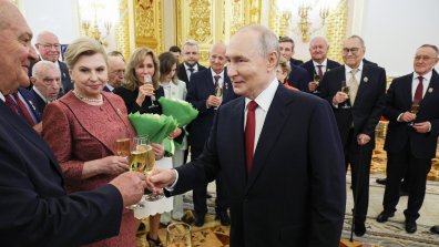 Путин отвори шампанско и раздаде златни медали "Герой на труда" (СНИМКИ)