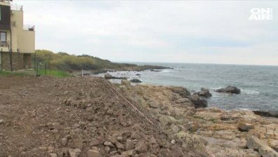 Засипаха скалите в м-т "Червенка" край Черноморец с камъни