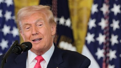 Тръмп разписва и САЩ разкриват досиетата на Епстийн