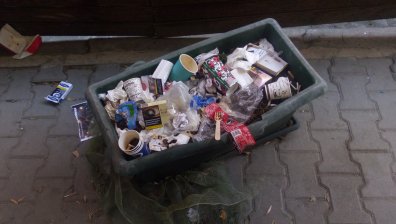 От Пловдив: Всяка сутрин служителите ни чистят след общинското почистване