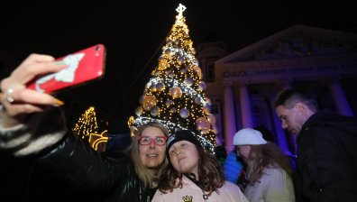 Грейнаха светлините на коледната елха пред Народния театър