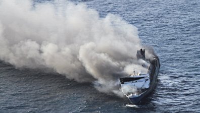 19-годишно момиче загина при пожар на ферибот край Бали (ВИДЕО+СНИМКИ)