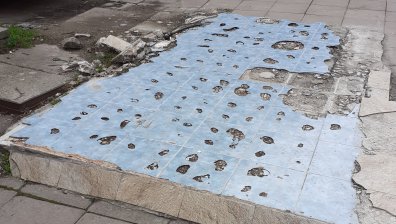 Премахнат павилион в София, а след него опасни останки