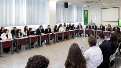 Радев към студенти: Образованият човек не може да се поддаде на манипулации на гладни за власт