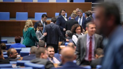 Депутати почти се сбиха в НС. Денков нажежи напрежението между Пеевски и Петков