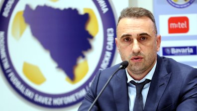 Петев спасява кожата в Босна, викна Джеко на пожар