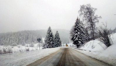 Зимата ни връхлетя: Обърнат ТИР, затиснати автомобили и глобени снегопочистващи фирми