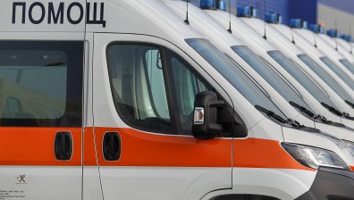 Катастрофа между кола и автобус затруднява движението във Варна