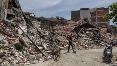 "Като мъртви сме": В Хатай живеят в облаци отровен прах, още нямат вода
