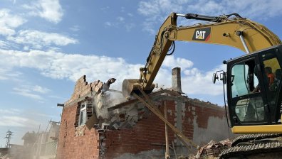 Полиция варди събарянето на незаконни постройки в квартал "Лозенец"