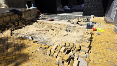 Да разкопаеш жълтите павета пред парламента, за да сложиш антипаркинг колчета