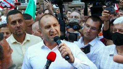 Румен Радев слезе при протестиращите