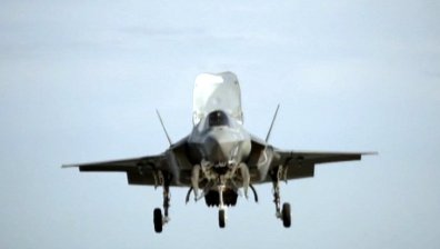 Били Флин, тестов пилот на Lockheed Martin, представя F-35