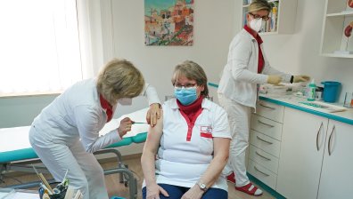 Германия ускорява ваксинирането с AstraZeneca, безопасна е и за възрастните