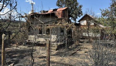 "Никой не заслужава да види къщата си така": Потушиха горящото село Отец Паисиево